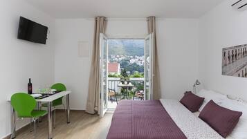 Estudio Confort, balcón | Escritorio, tabla de planchar con plancha, wifi gratis y ropa de cama