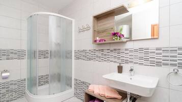 Appartamento (Two-Bedroom Apartment with Balcony) | Bagno | Doccia, asciugacapelli, asciugamani, carta igienica