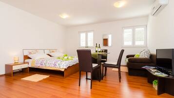 Tabla de planchar con plancha, cunas, wifi gratis y ropa de cama