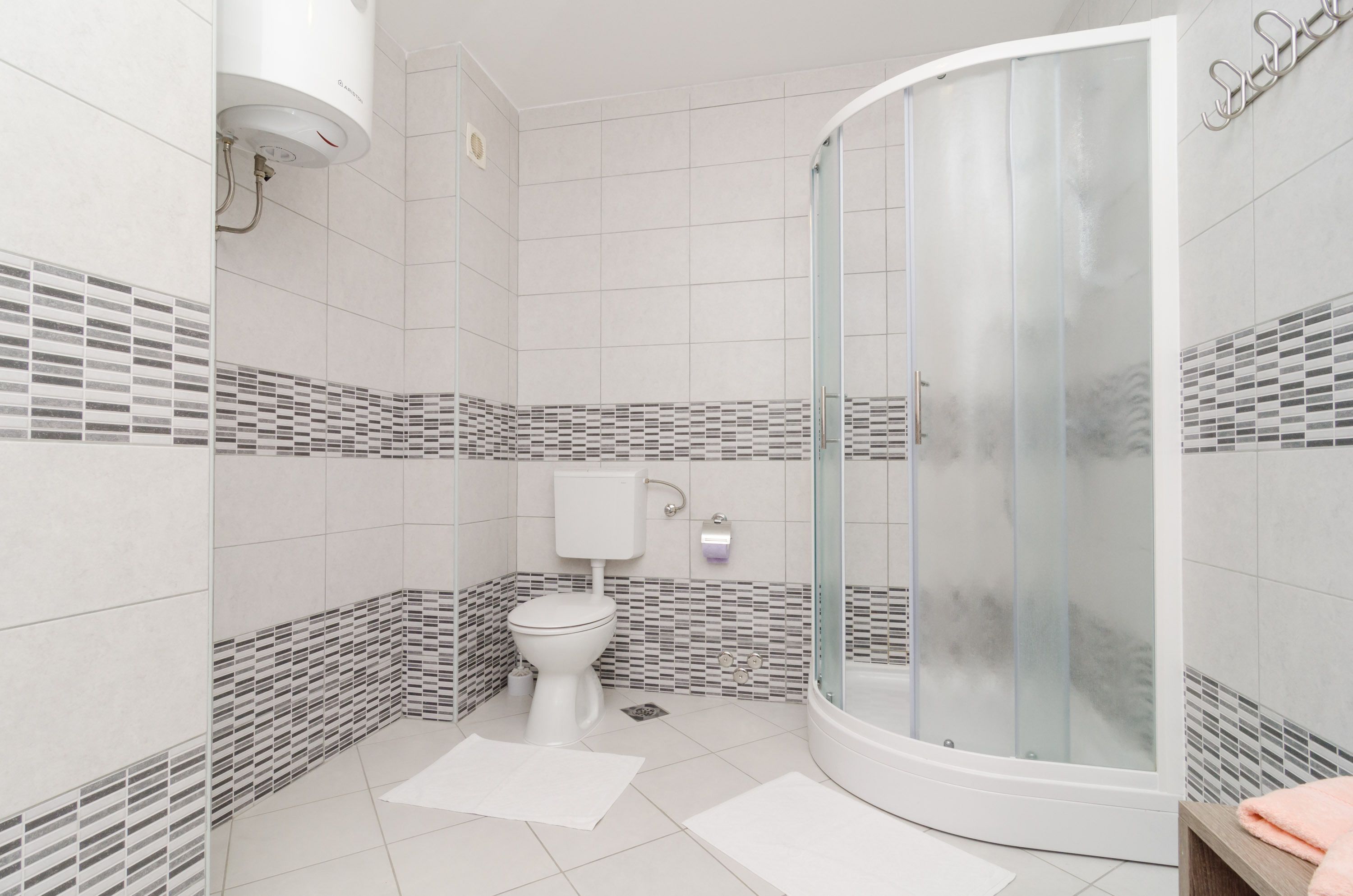 Ducha, secador de pelo, toallas, papel higiénico