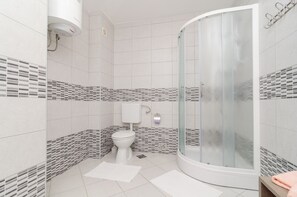 Apartamento, 2 quartos, sacada | Banheiro | Chuveiro, secador de cabelo, toalhas de banho, papel higiênico