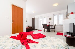 Comfort Studio, Terrace | Iron/ironing board, cribs/infant beds, free WiFi, bed sheets - Apartments Ira (Dubrovnik)