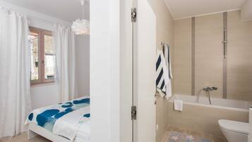 Apartment (Three-Bedroom Apartment with Balcony ) | Bathroom