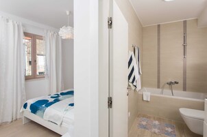 Apartamento (Three-Bedroom Apartment with Balcony ) | Banheiro | Chuveiro, secador de cabelo, toalhas de banho