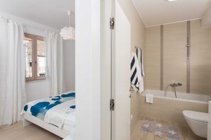 Apartment (Three-Bedroom Apartment with Balcony ) | Badezimmer