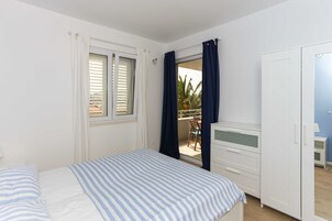 Apartamento (Two-Bedroom Apartment with Balcony an) | Ferros/tábuas de passar roupa, Wi-Fi de cortesia, roupa de cama