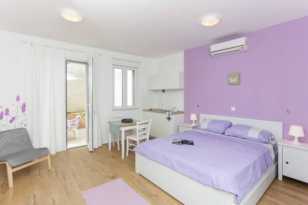 Studio (Studio with Terrace) | Een strijkplank/strijkijzer, gratis wifi, beddengoed