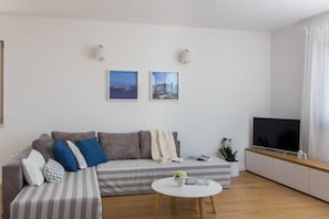 Apartamento (Three-Bedroom Apartment with Balcony ) | Sala de estar | TV LCD