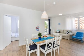 Apartment (Two-Bedroom Apartment with Balcony an) | Esszimmer