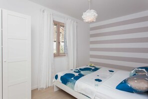 Apartment (Three-Bedroom Apartment with Balcony )