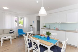 Apartment (Two-Bedroom Apartment with Balcony an) | Esszimmer