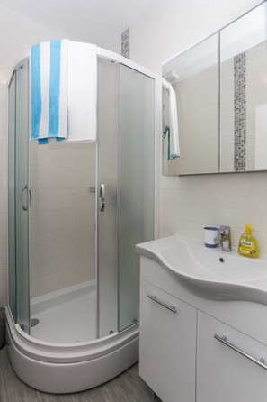 Estúdio (Studio with Terrace) | Banheiro | Chuveiro, secador de cabelo, toalhas de banho 