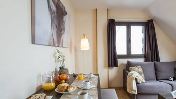 Appartement, 1 chambre | Salle de séjour | Télévision à écran plat