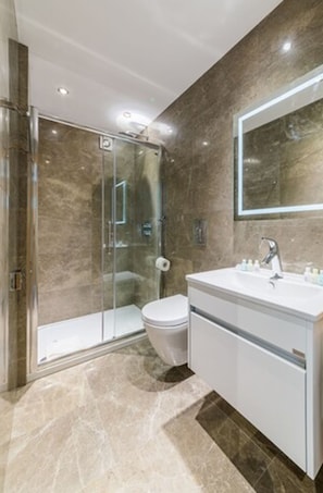 Classic Twin Room, Ensuite | Bathroom | Shower, free toiletries, towels