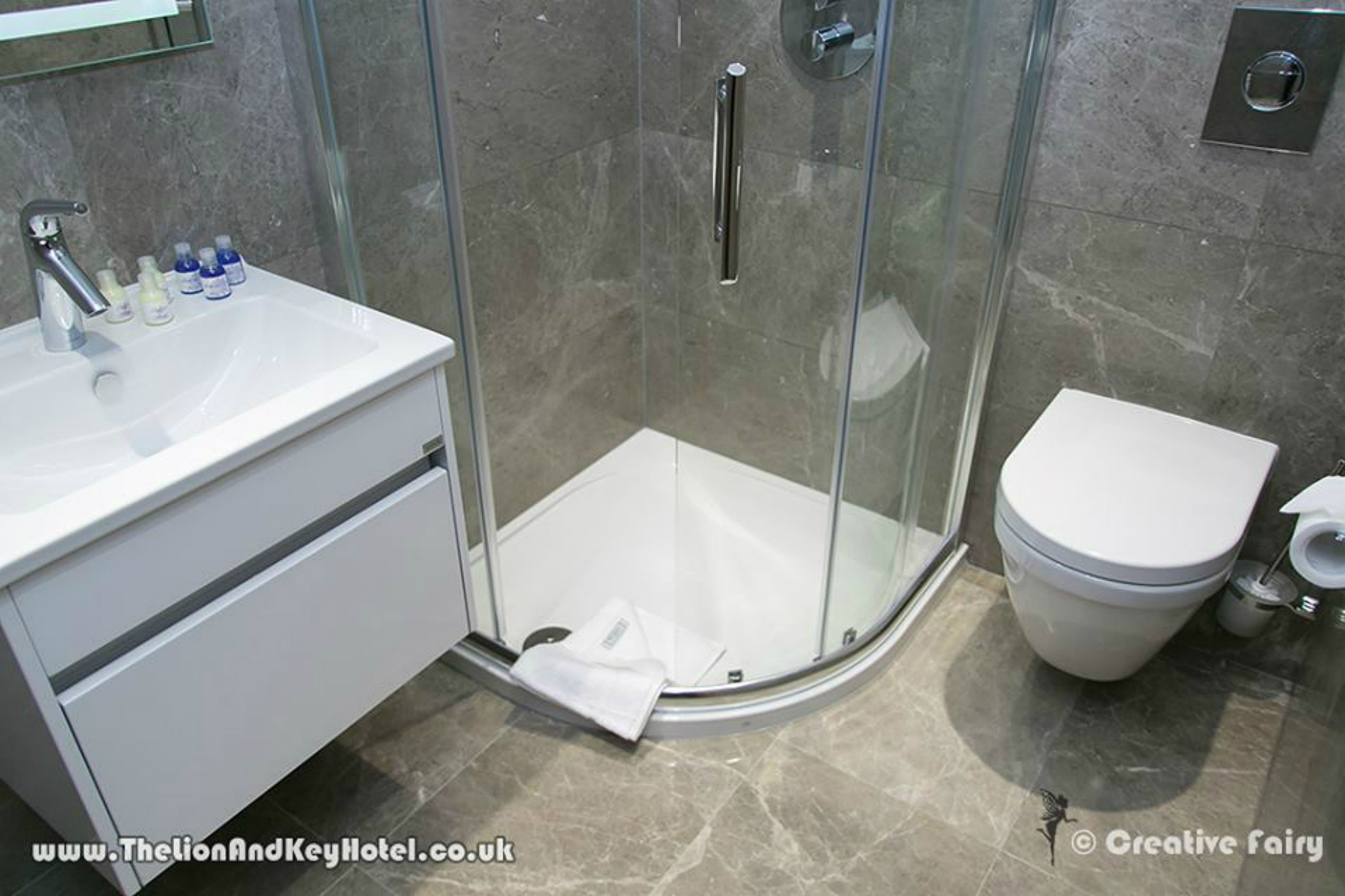 classic triple room, 3 single beds, ensuite | bathroom | shower, free toiletries, towels