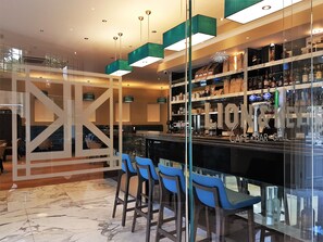 Bar (on property) - The Lion & Key Hotel (London)