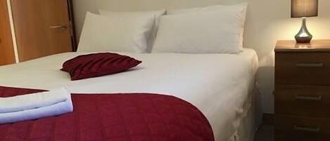 1 غرفة نوم وبديكورات فريدة لكل غرفة ومكتب وستائر تعتيم