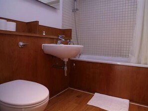Bathroom | Combined shower/bathtub, free toiletries, hair dryer, towels - Paddington Southwick Street Apartments (London)
