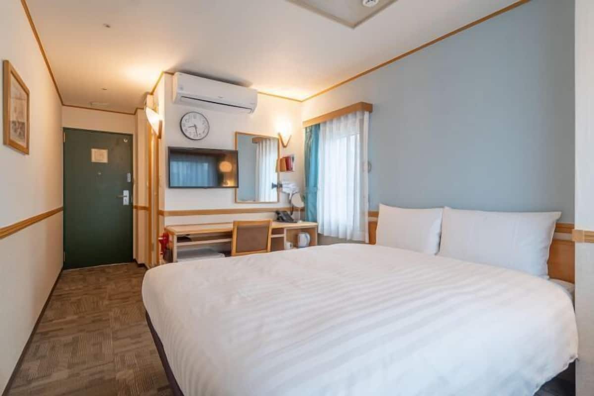 In-room safe, desk, free WiFi