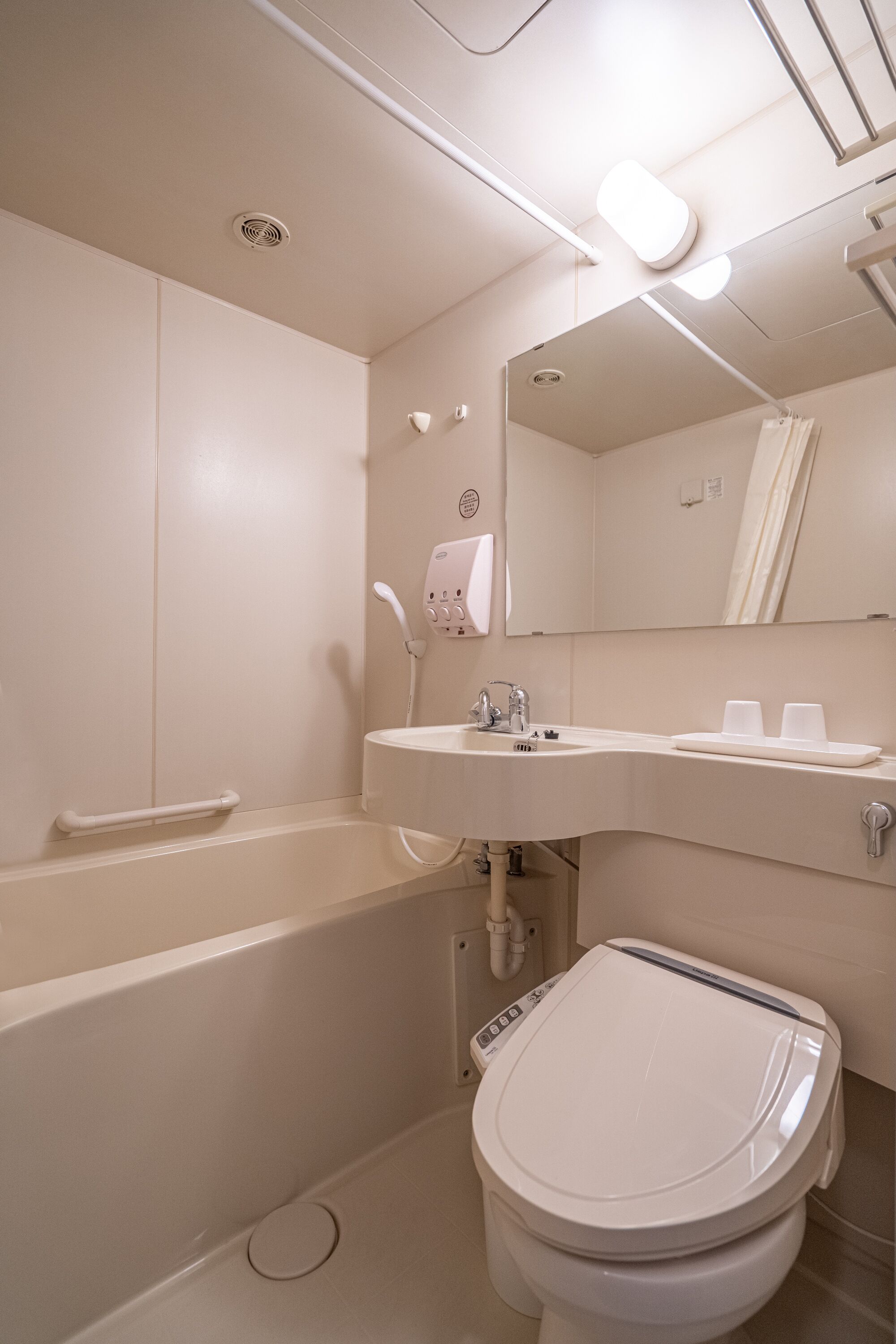 Ein modernes Badezimmer mit Badewanne, Toilette und Waschbecken.