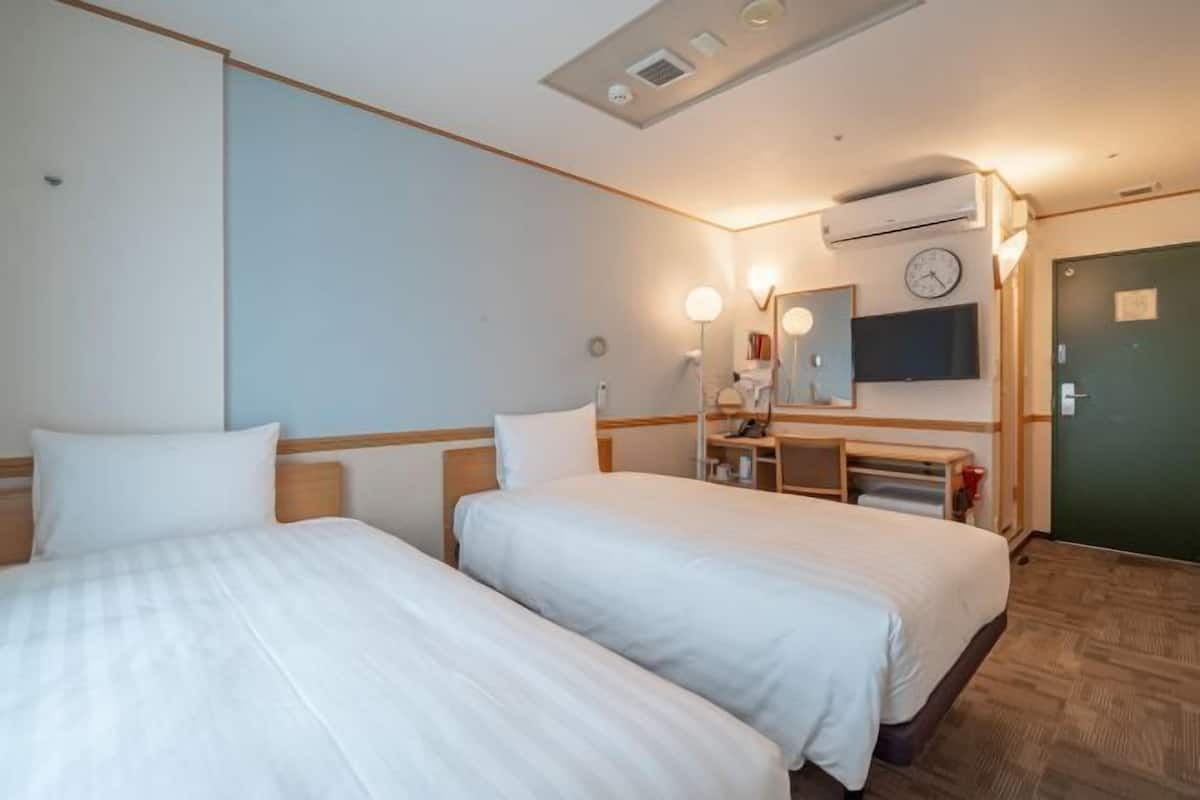 In-room safe, desk, free WiFi