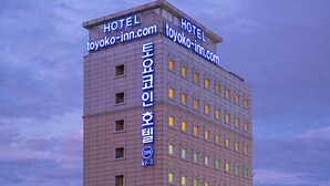 A multi-story hotel with a prominent sign displaying its name and website. - Toyoko Inn Seoul Dongdaemun 1 (Seoul)