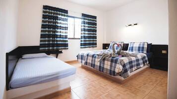 Minibar, in-room safe