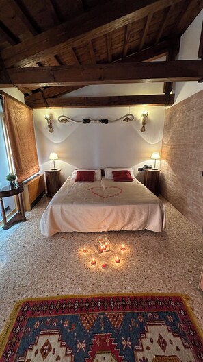 Deluxe Apartment, 1 Bedroom, Lagoon View | In-room safe, individually decorated, individually furnished, desk - San Simeon Apartments (Venice)