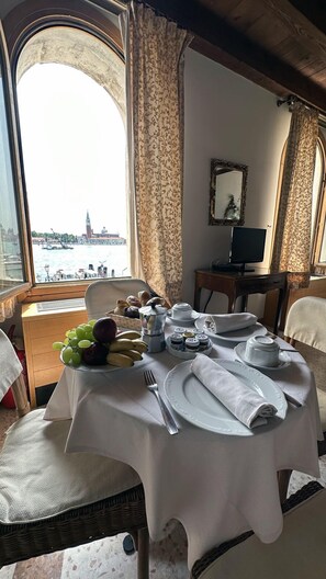 Leilighet – panorama, 1 dobbeltseng med sovesofa, utsikt mot lagune | Spisestue