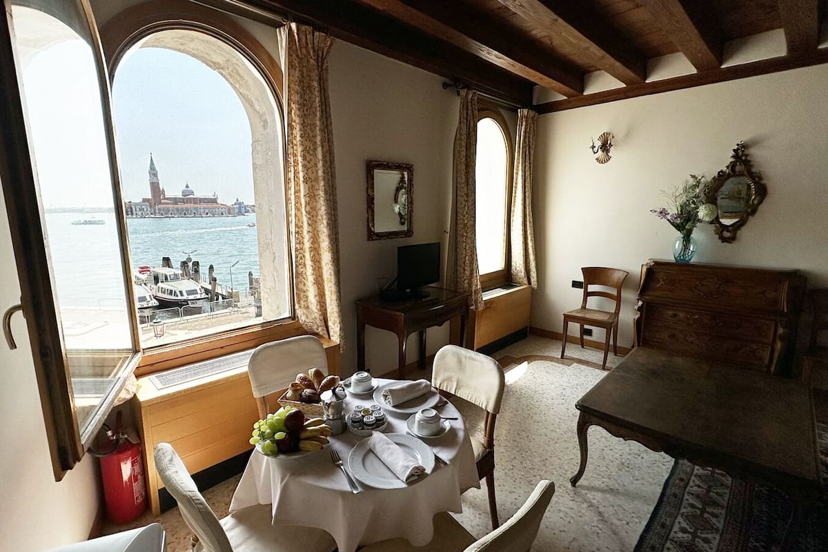 Appartamento panoramico, 1 letto matrimoniale con divano letto, vista laguna | Soggiorno | TV a schermo piatto