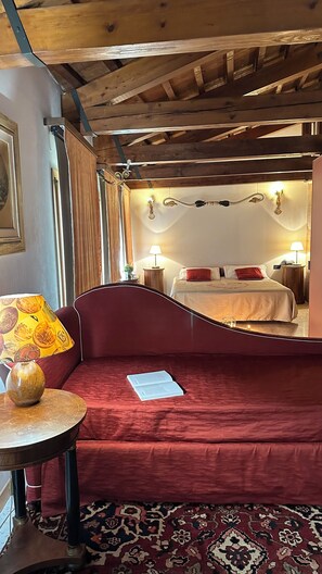 Leilighet – deluxe, 1 soverom, utsikt mot lagune | Safe på rommet, individuelt dekorert, individuelt innredet og skrivebord