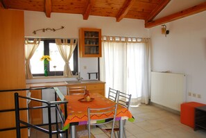 Maison, 2 chambres, vue mer | Restauration dans la chambre