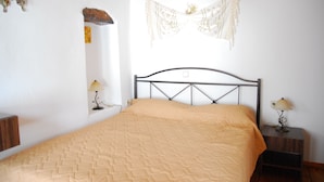 2 habitaciones, tabla de planchar con plancha y cunas gratuitas 