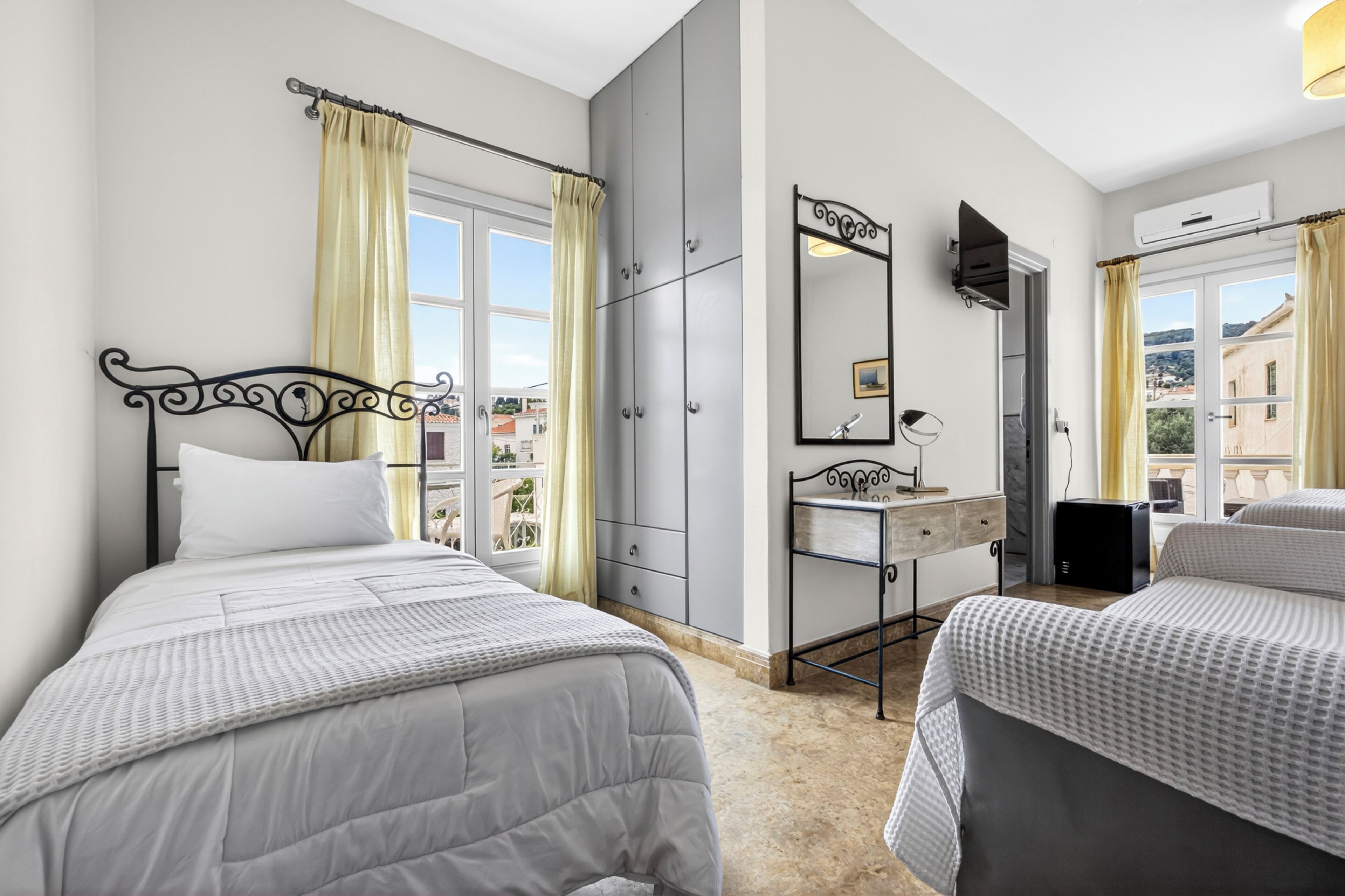 Comfort Triple room with Balcony and Terrace | Minibar, safe på rommet, strykejern/-brett og wi-fi (inkludert)