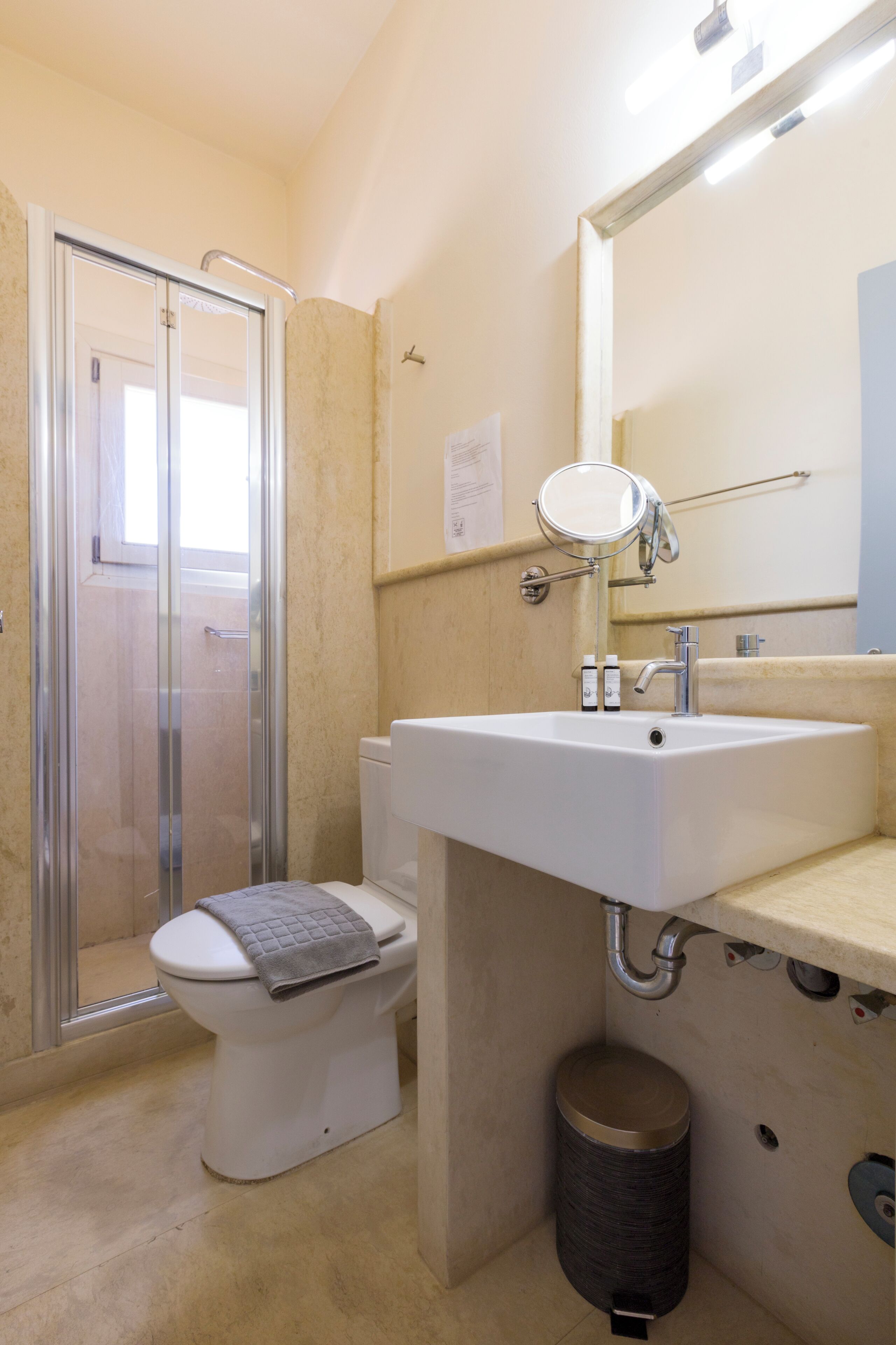 Standard Double or Twin Room with Window | Salle de bain | Douche, douche à « effet pluie », articles de toilette gratuits