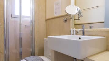 Standard Double or Twin Room with Window | Salle de bain | Douche, douche à « effet pluie », articles de toilette gratuits