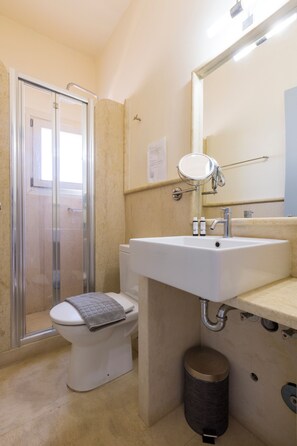 Standard Double or Twin Room with Window | Bad | Dusj, regndusjhode, toalettartikler (inkludert) og hårføner