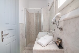 Comfort Triple room with Balcony and Terrace | Room amenity