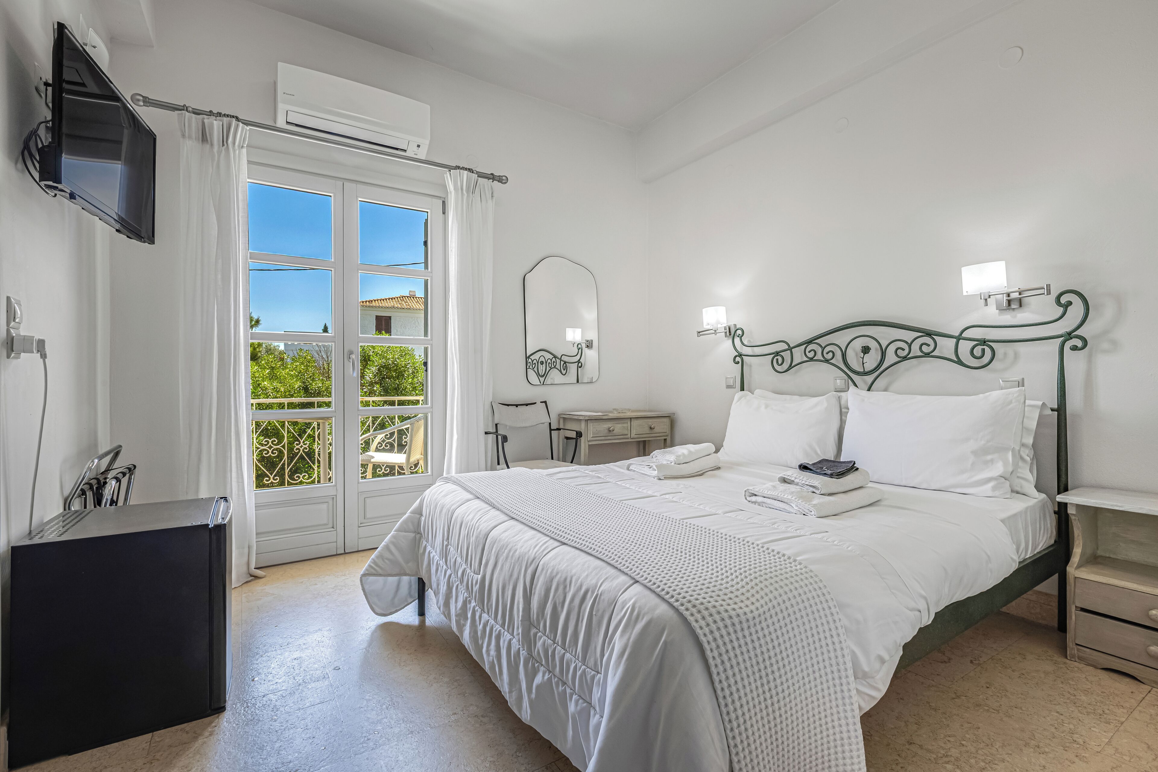 Single Room with Balcony, Garden View | Minibar, safe på rommet, strykejern/-brett og wi-fi (inkludert)