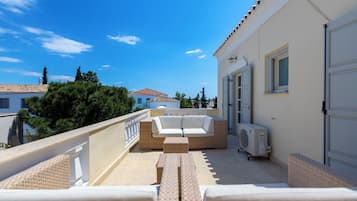 Apartment A with Two Bathrooms and a Large Terrace | Terrasse/Patio
