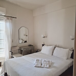 Single Room with Balcony, Garden View | Minibar, safe på rommet, strykejern/-brett og wi-fi (inkludert)
