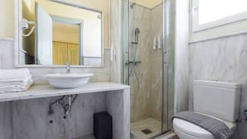 Apartment A with Two Bathrooms and a Large Terrace | Bathroom | Shower, rainfall showerhead, free toiletries, hair dryer