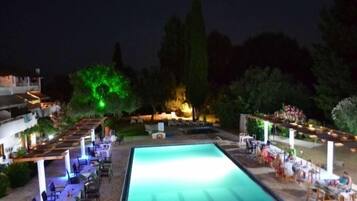 Seasonal outdoor pool