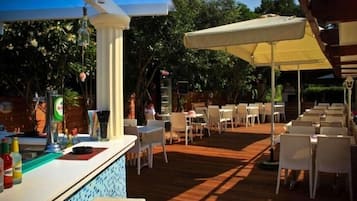 Bar en bord de piscine