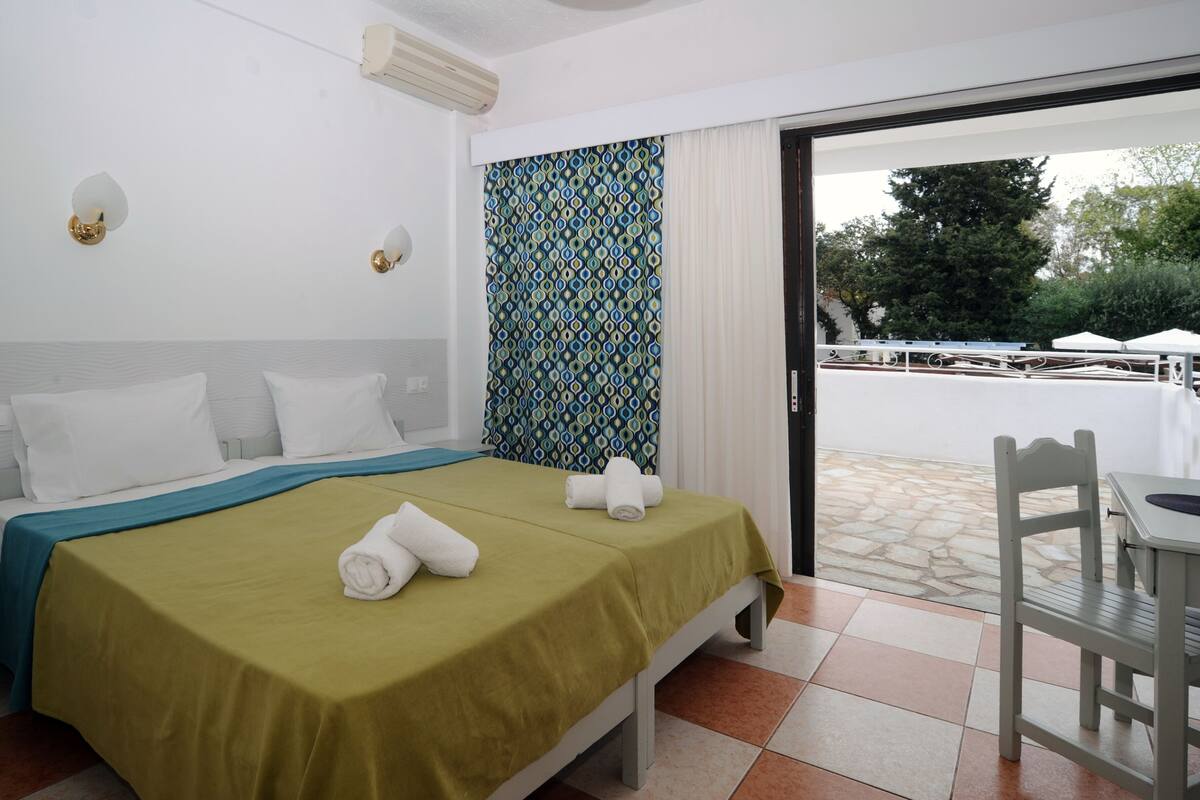 In-room safe, iron/ironing board, cribs (free), bed sheets