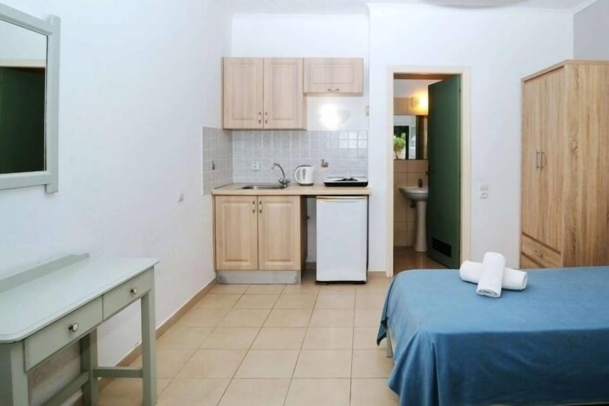 Economy Studio | In-room safe, iron/ironing board, cribs (free), bed sheets