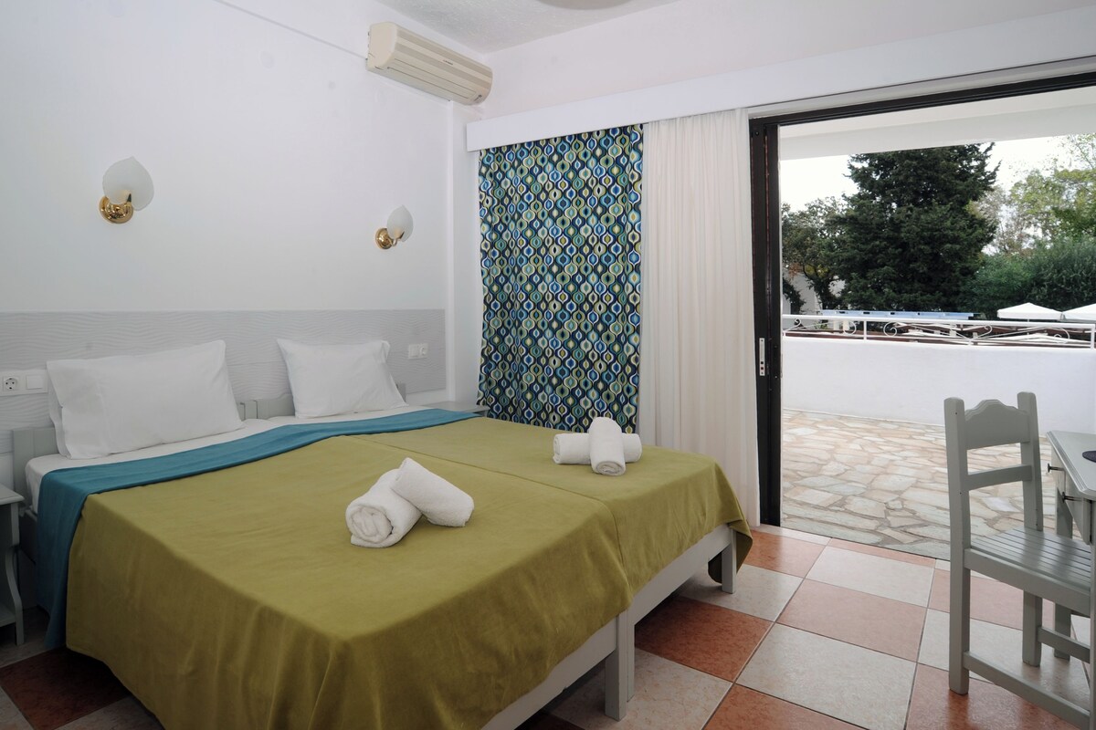 In-room safe, iron/ironing board, cribs (free), bed sheets