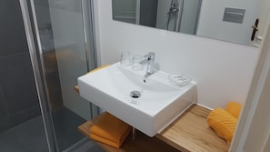 Bungalow, 1 habitación | Lavabo en el baño