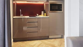 Réfrigérateur, micro-ondes, plaque de cuisson, lave-vaisselle