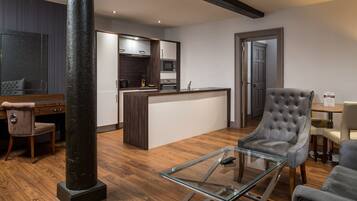 Family Grande Studio-Friar House | Cuisine privée | Réfrigérateur, micro-ondes, plaque de cuisson, lave-vaisselle